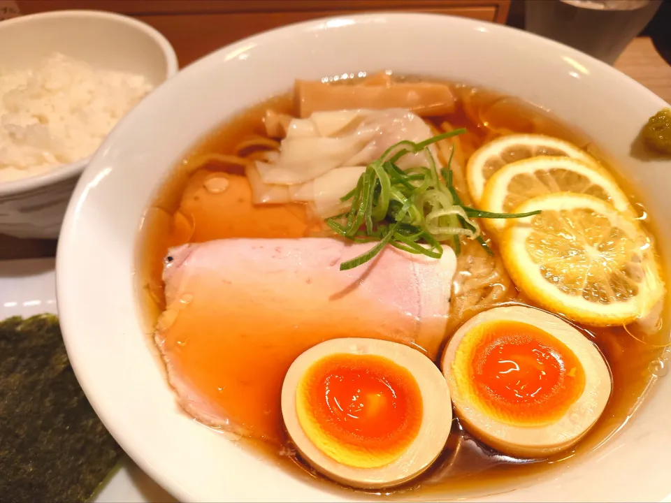 【TRYラーメン大賞2021-2022 
新店・しょうゆ部門5位】 
【夏期限定】
支那蕎麦 澤田 
冷やし昆布水らーめん・黒
 (1,150円) 
＋白ご飯 (150円)
＋海苔 (別皿、6枚、100円)
＠新宿御苑前3分 
(JR新宿駅から徒歩14分) 
25130
〈醤68塩22噌󠄀12タ5昆7出7F6冷3〉|大脇さん