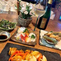 タンドリーチキン串　海老と三つ葉の春巻き　茄子と新玉ねぎのツナ和え　貝刺身　いつものスパークリングワイン|izunさん