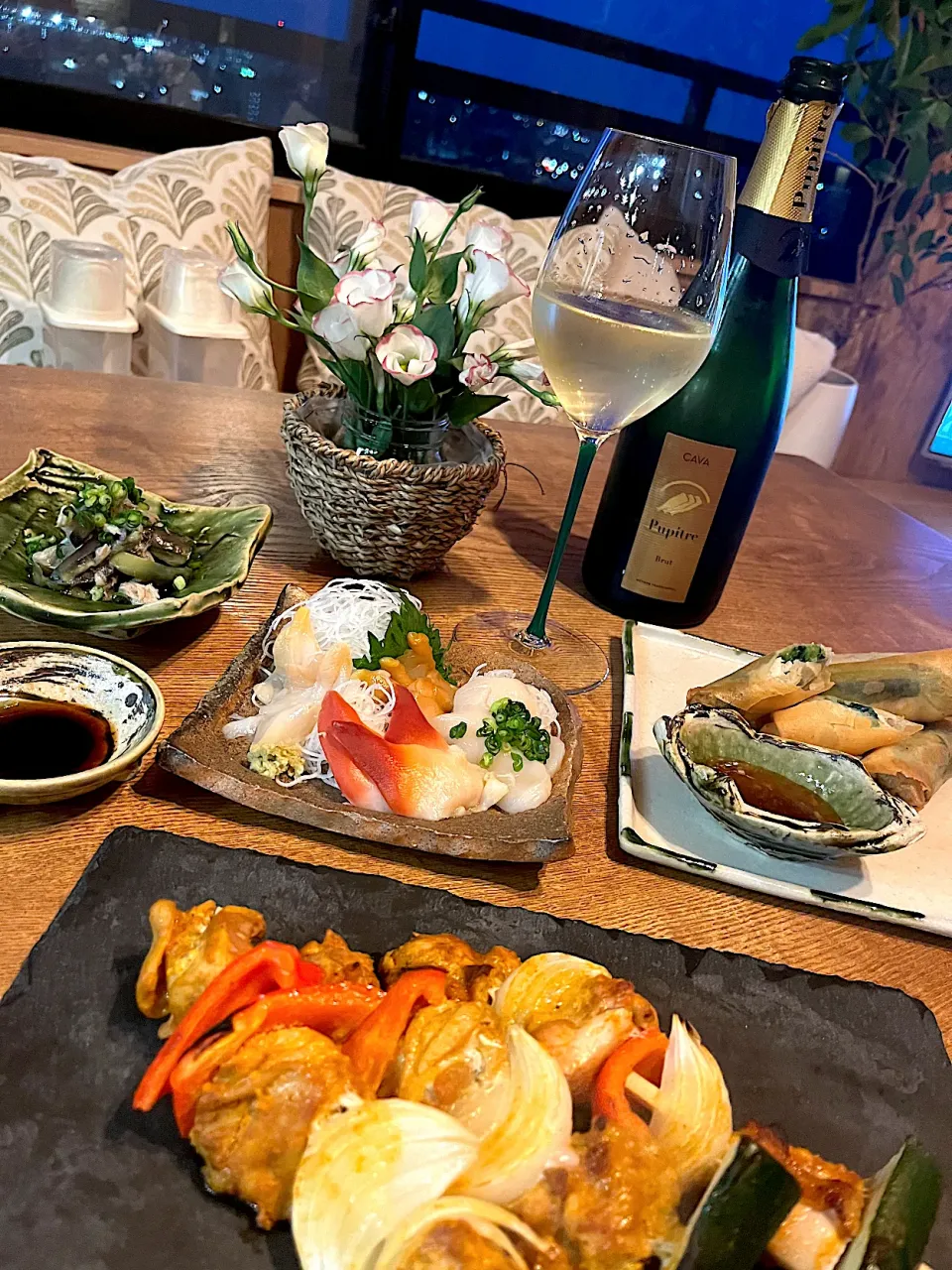 タンドリーチキン串　海老と三つ葉の春巻き　茄子と新玉ねぎのツナ和え　貝刺身　いつものスパークリングワイン|izunさん