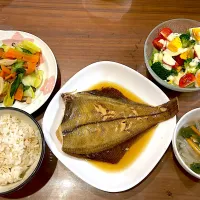 カレイの煮付け　大根とニラベーコンのスープ　カレードレッシングのサラダ　野菜炒め|おさむん17さん
