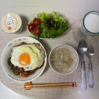 目玉焼きカレー、お味噌汁、サラダ、ジャージー牛乳プリン|むぎさん