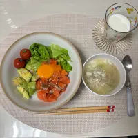 サーモンのサラダ丼、お味噌汁、牛乳| むぎさん