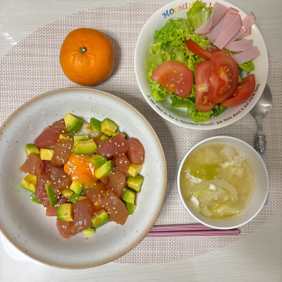 マグロとアボカドのポキ丼、お味噌汁、サラダ、みかん|むぎさん