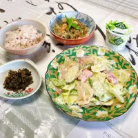 grandmaの晩ごはん☆ 今日は玉ねぎをもらったしキャベツももらったから…
サラダを…切り干し大根と糸昆布と大豆の煮物を　頂きます|kaoriさん