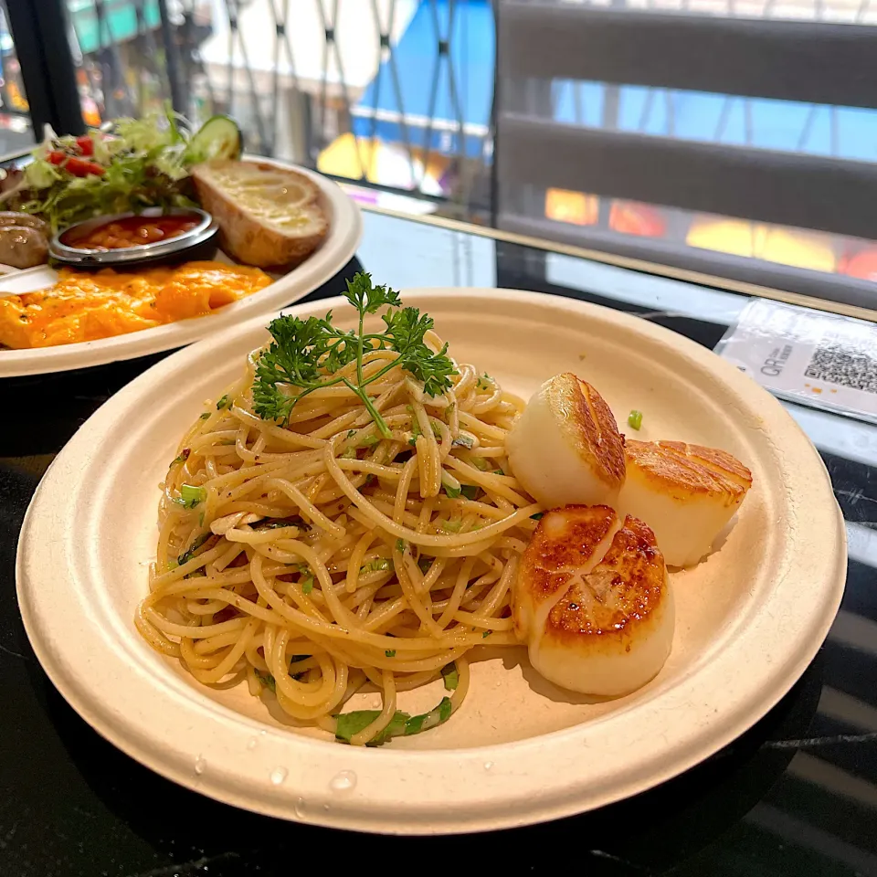 Spaghetti aglio e olio with scallops|skyblueさん