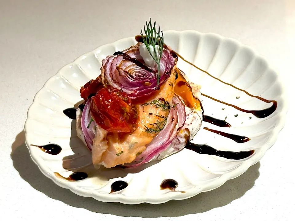 Baked yam topped with salmon, cut-up onion and cottage cheese 🧀|B&Bさん