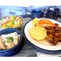 Baked salmon, mashed potatoes, sautéed mushrooms, dumpling soup, caesar salad|🌺IAnneさん