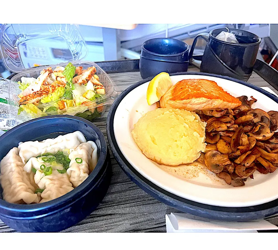 Baked salmon, mashed potatoes, sautéed mushrooms, dumpling soup, caesar salad|🌺IAnneさん