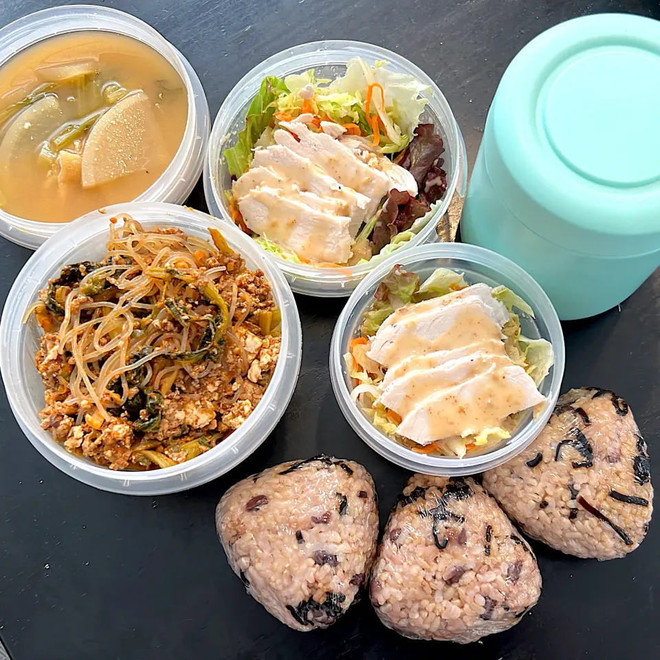 1人は麻婆とサラダ、1人はおにぎりとサラダ。味噌汁はかぶ。|hanakoさん