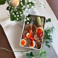 5/14❤︎ひと口大葉梅入り牛肉ロールステーキのっけ丼弁当🌱

＊ひと口牛肉ロールステーキ（大葉.梅）
＊半熟たまご
＊のっけ丼
＊ちくわの磯辺揚げ
＊ほうれん草の胡麻和え|Makinsさん