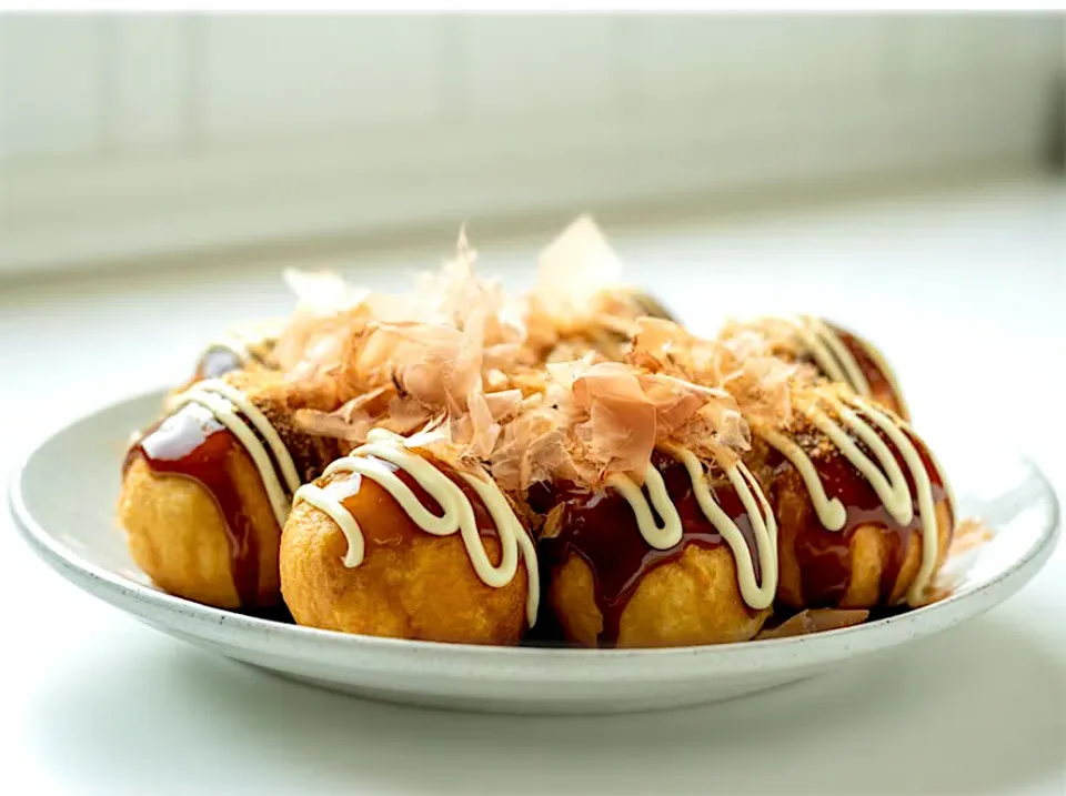 🍽️ Fresh takoyaki balls topped with dancing bonito flakes, drizzled with sauce & mayo - crispy outside, soft inside, pure Japanese street food bliss! #Takoyaki|BentoFoxさん