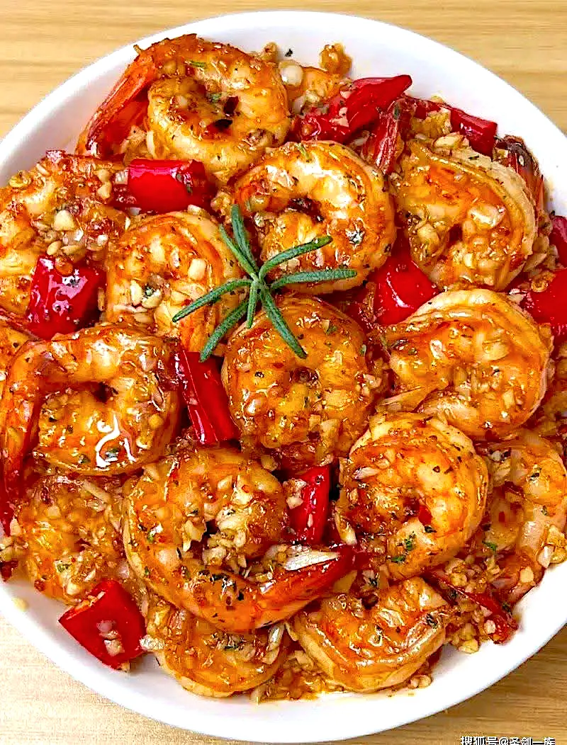 BentoFox's dish Garlic Butter Shrimp🍤 (蒜蓉黄油虾)🌶️🔥😋 is a rich, flavorful dish with tender shrimp stir-fried in a fragrant garlic butter sauce. Savory, aromatic, and perfectly|BentoFoxさん