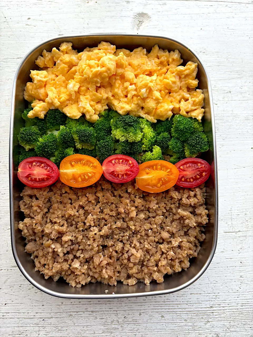 21日め
今日のお弁当

〜4色丼弁当〜

☀︎ご飯
☀︎鶏ももそぼろ
☀︎炒り卵
☀︎ブロッコリー
◦ミニトマト

#高校生のお弁当#お弁当記録 #手作り弁当|akoakoさん