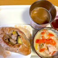 (5/14)朝ご飯　　　　　　　　　　　　　　　昨日は移動販売のパン屋さんが来る日だったので、久々にお惣菜パンを買いました。晩ごはんの余りもの&フィットライフコーヒー☕️も😋|Kahoさん