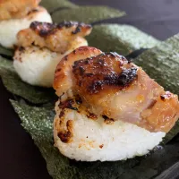 鶏もも肉のにんにくみそバター焼きおにぎり