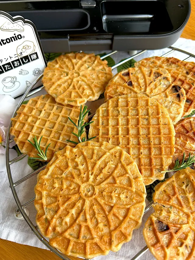 Snapdishの料理・レシピ写真:ローズマリーピッツェル＆レーズンローズマリーピッツェル｜おとなりのホットサンド♪