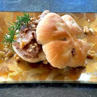 猪肉のプルーン煮込みの胡桃パンバーガー🍔|shikaさん