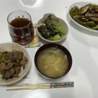 アルモンデ晩御飯☆茄子とピーマンの炒め物（かんたん酢トマト）☆レタスのサラダ（ごま油・塩昆布）☆豚タンの炒め物☆みそ汁（キャベツ・しめじ）|Saharaさん