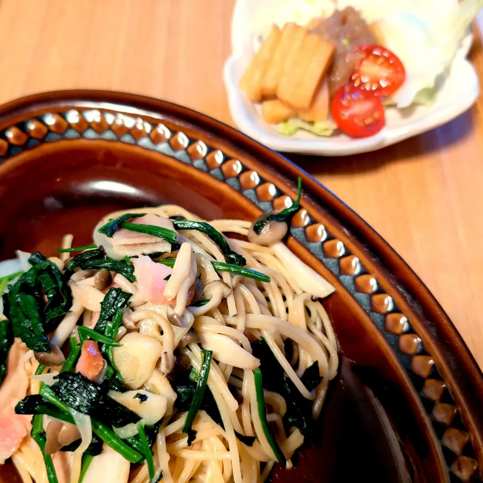 ほうれん草パスタとサラダwithさくたえちゃんママのお漬物♪／お手製新玉ドレッシング|チョコさん