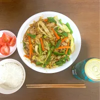 鶏と野菜のカレー炒め　ピーマン問題※解消メニュー　※ピーマン1個だけ必要なメニュー（今回は先日のジンギスカン）を作ろうとしてもピーマンがスーパーでバラで売られておらず、大量に入ったパックを買わざるを得なかったため、残ったピーマンを痛まないうちに消費しなければならないという単身赴任あるある問題。|なびさん