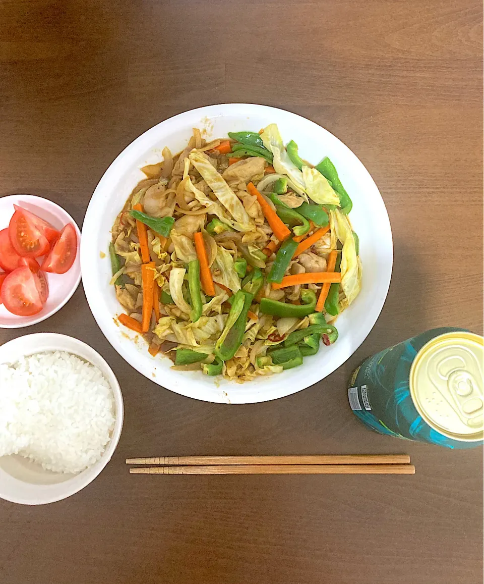 鶏と野菜のカレー炒め　ピーマン問題※解消メニュー　※ピーマン1個だけ必要なメニュー（今回は先日のジンギスカン）を作ろうとしてもピーマンがスーパーでバラで売られておらず、大量に入ったパックを買わざるを得なかったため、残ったピーマンを痛まないうちに消費しなければならないという単身赴任あるある問題。|なびさん