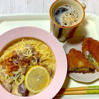 (5/14)昼ご飯　　　　　　　　　　　　　　　ココナッツミルクヌードル🍜、アツパラ&チーズの肉巻き、フィットライフコーヒー☕︎|Kahoさん