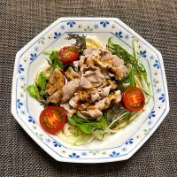 茹で豚のせ、サラダうどん🥗　とんこつ醤油タレで|柚子きりかさん