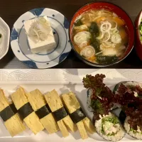 タマゴ握り、ツナサラダ巻き、野菜たっぷり味噌汁、他|tatsuponさん