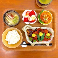鶏肉と茄子のトマト煮のおぼんごはん