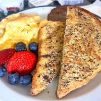French Toast and berries, scramble eggs, & turkey sausage patty|🌺IAnneさん