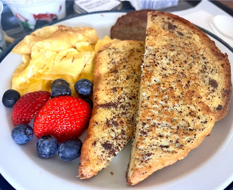 French Toast and berries, scramble eggs, & turkey sausage patty|🌺IAnneさん