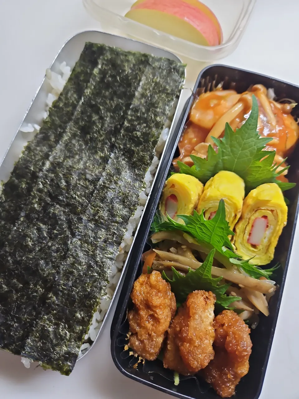 ☆高校生弁当☆もち麦入りごはん、オカカ、海苔、エビチリ、カニカマ卵焼き、金平、甘辛チキン、林檎|ｼｮｺﾗさん