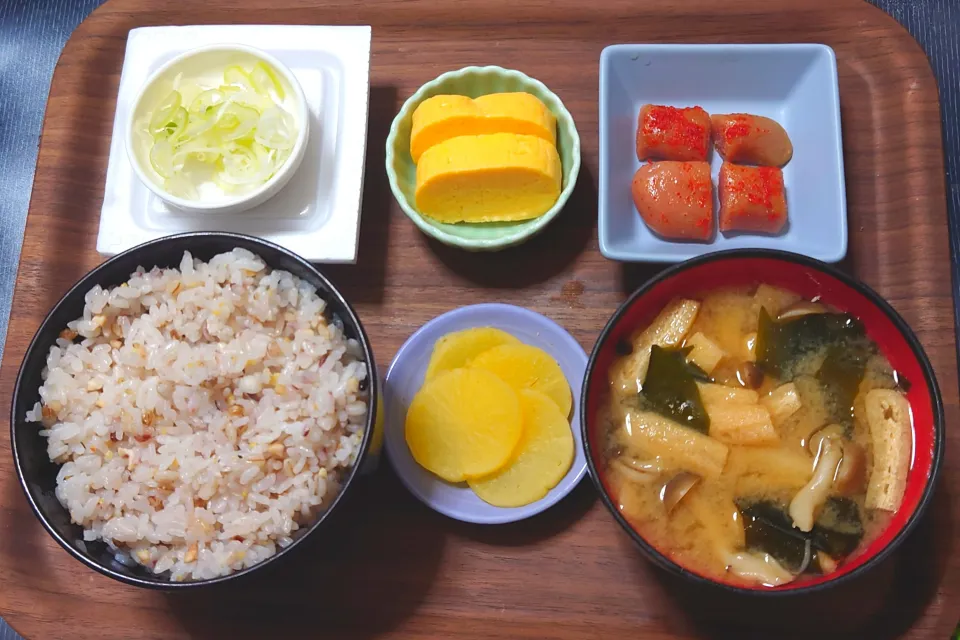 今日の朝ごはん（十六穀ごはんに辛子明太子、玉子焼き（紀文のだし巻玉子）、納豆、ぶなしめじのみそ汁、たくあん）|Mars＠釜飯作り研究中さん