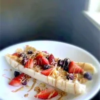 BentoFox's dish A split banana topped with granola, strawberries, blueberries and a light mocha cream sauce 🤤| BentoFoxさん