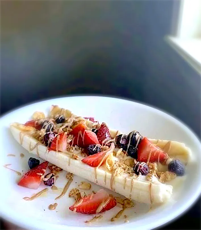 BentoFox's dish A split banana topped with granola, strawberries, blueberries and a light mocha cream sauce 🤤|BentoFoxさん