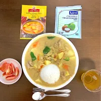 🇹🇭イエローカレー　大須商店街のエスニック食材店でイエローカレーペーストとココナッツミルクパウダーを買って作りました。ピーマン問題解消メニュー第2弾ですが、具材のバランスがあるので1個しか消費できませんでした。|なびさん