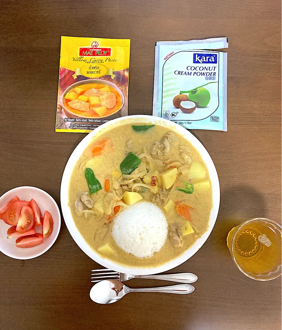 🇹🇭イエローカレー　大須商店街のエスニック食材店でイエローカレーペーストとココナッツミルクパウダーを買って作りました。ピーマン問題解消メニュー第2弾ですが、具材のバランスがあるので1個しか消費できませんでした。|なびさん