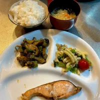 塩しゃけ　茄子とピーマン味噌炒め　マカロニサラダ　味噌汁| とゆあさん