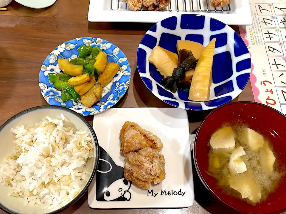 唐揚げ　ごぼうと豆腐の味噌汁　たけのこと昆布の煮物　たけのことピーマンのカレー炒め|おさむん17さん