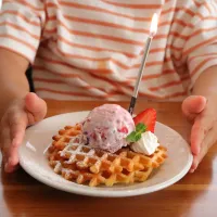 チーズケーキアイスのせワッフル🍨🧇|きみぷさん