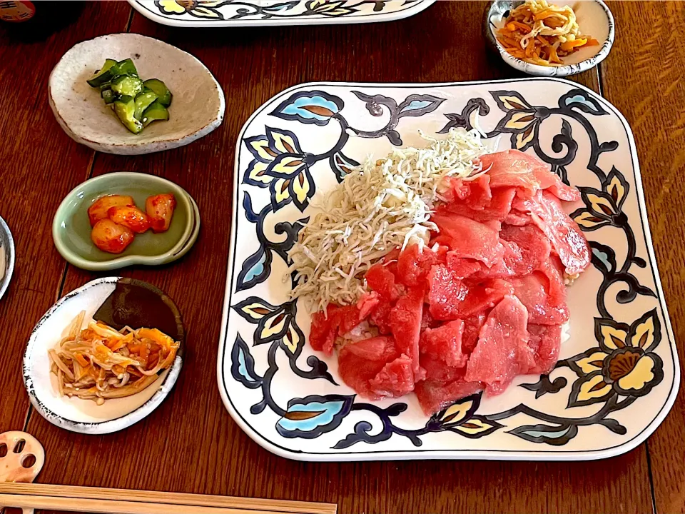 晩ごはん♯まぐろしらす丼♯ロピア♯本鮪切り落とし|小松菜さん