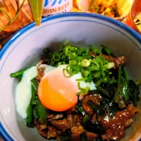 豚肩ロースとニラのスタミナ丼。温泉卵付き|橘葵さん