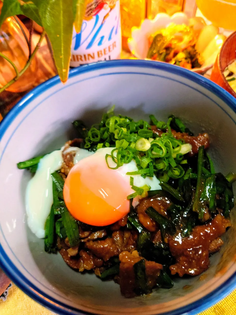 豚肩ロースとニラのスタミナ丼。温泉卵付き|橘葵さん