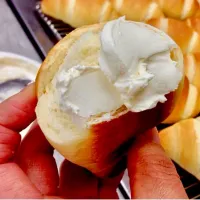 「焼き立てロールパン de朝」🍞
バターロールにマスカルポーネを タップリ塗って コーヒーで流し込む 幸せな朝|ばくあんしゃさん