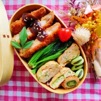 トンカツ弁当
　トンカツ
　季節のお野菜
　だし巻きたまご

美味しくできました✨|ふかふかごはんさん