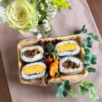 5/16❤︎主人のおにぎらず弁当🍙

＊ 和牛焼肉
＊ 松露たまご焼き
＊ 鮭フレーク
＊ えび寄せフライ
＊ ほうれん草の胡麻和え| Makinsさん