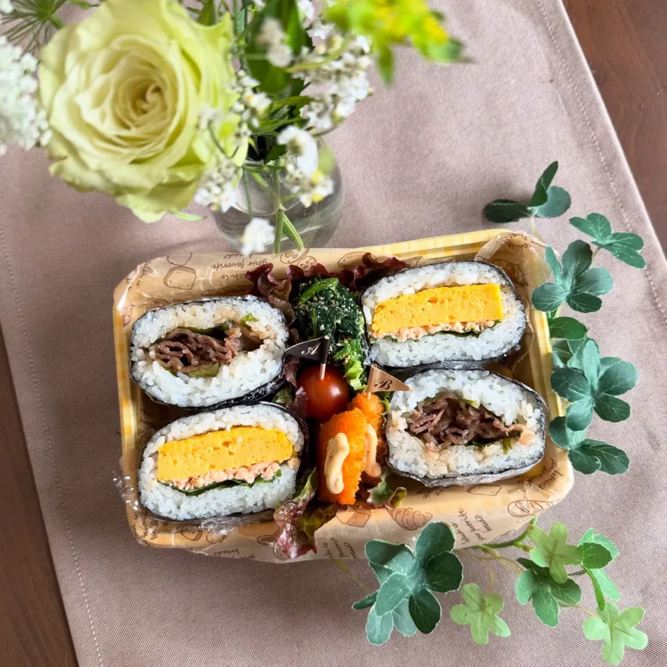 5/16❤︎主人のおにぎらず弁当🍙

＊ 和牛焼肉
＊ 松露たまご焼き
＊ 鮭フレーク
＊ えび寄せフライ
＊ ほうれん草の胡麻和え|Makinsさん