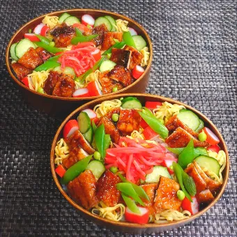 Snapdishの人気料理写真:母とムスコのラブラブおソロ♪さんまの蒲焼きちらし寿司弁当