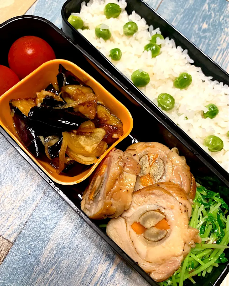 グリンピースご飯に鶏肉巻き🍗|みっこちゃんさん