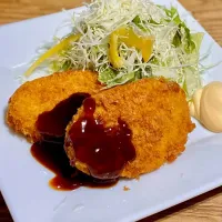 「肉屋さん風コロッケdeお昼」
熱々ジャガイモに甘辛ひき肉と生タマネギ(^^)バッター液にハイミーとプルランを加えて 肉屋さん仕様
ロールパン に挟んで 昼ごはん💦
